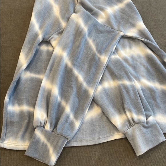 NWT LE LIS Tie Dye Slouchy Off The Shoulder Pullover - Picture 3 of 6